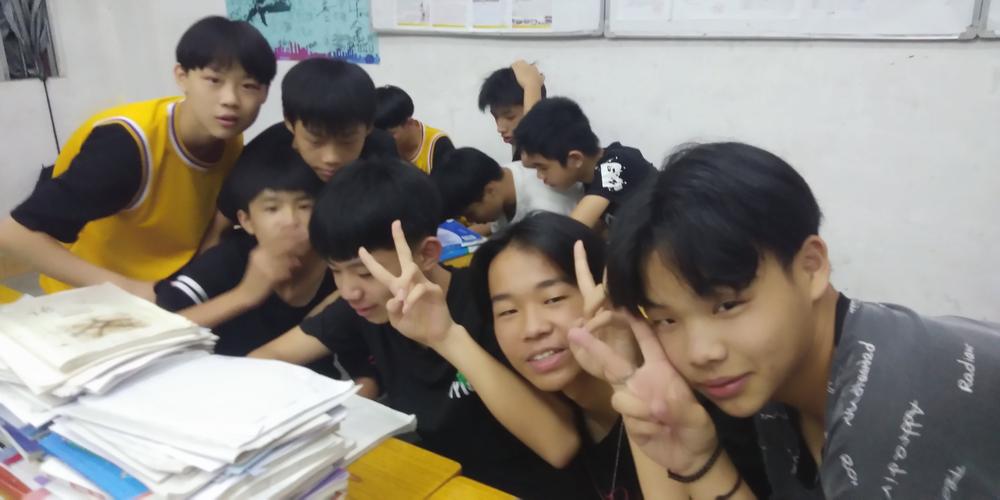 一,二,三,四,五……大家把动作做好些!黄文浩,把你的手机没收掉!