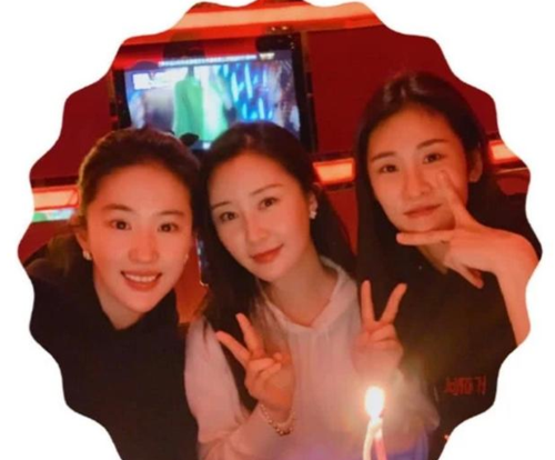 张碧晨和刘亦菲前来给舒畅庆祝生日,看得出来姐妹三人,在一起玩的也是