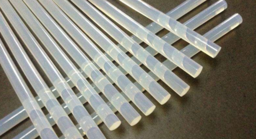 也可以直接用打火机把热熔胶棒一端烧化,涂在要粘的地方,粘好等胶变成