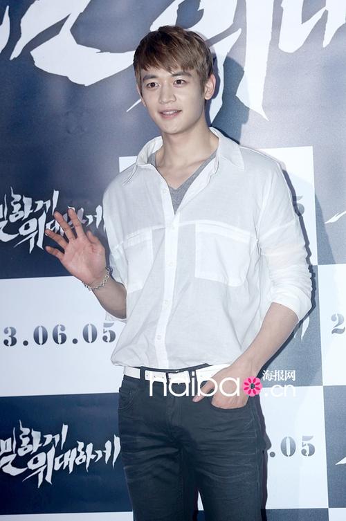 shinee组合成员崔珉豪身着透明白衬衣亮相电影《隐秘而伟大》的vip