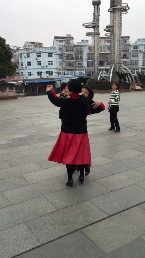  a target="_blank" href="/item/交谊舞">交谊舞 /a>的其中一种舞步