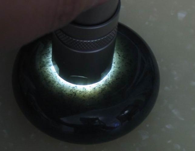 造型敦厚,适合把玩～ 金星墨玉比纯墨玉的要价少一点,不过玉质显得