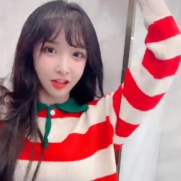 艾比穿肖战同款毛衣跳舞,当看到正面后,网友:网红与明星的差别