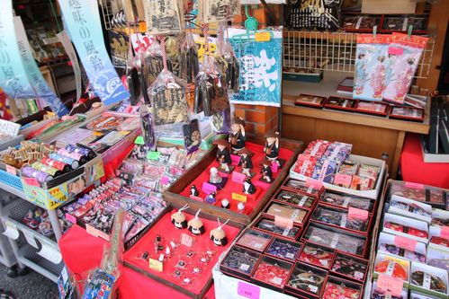 日本的纪念品都小小的,很可爱,挺精致,挑了一个在照片中左下角,木制