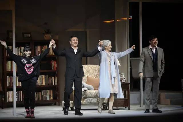 吕丽萍主演话剧《独自温暖》北京倾情首演,1月将与上海观众见面