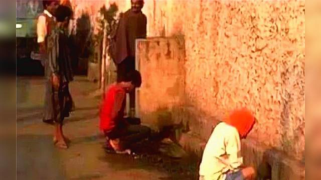 印度女人上厕所从不用纸,那方便完用啥?看了厕所后明白了