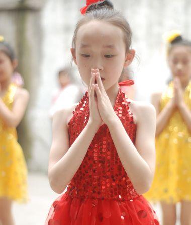 小学生儿童节主持人发型扎法 儿童节小女孩发型(4)