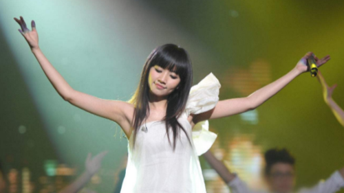 重温《快乐女声》:刘惜君深情演唱悲情歌曲《怎样》,感人!