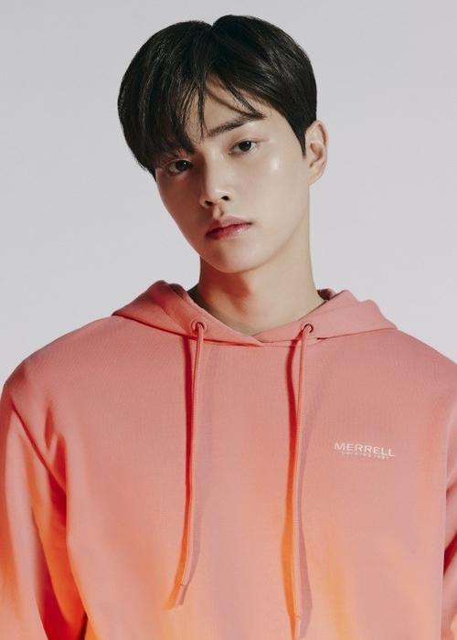 韩国男演员宋康拍宣传照阳光帅气气质清澈