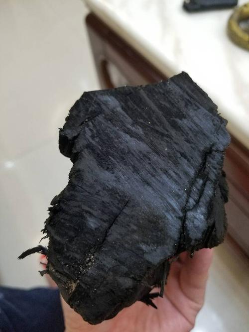 请帮忙看看是什么乌木,值钱吗?