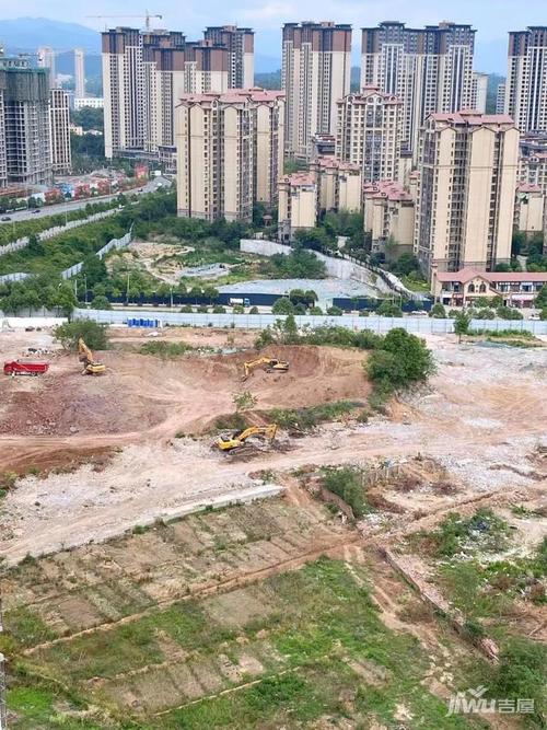 广元阳光·云城项目已经动工,机车轰鸣,工人们正在挖地基,进行土地