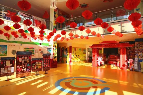 海湾幼儿园的老师和小朋友们一起布置了充满年味,富有创意的新年环境