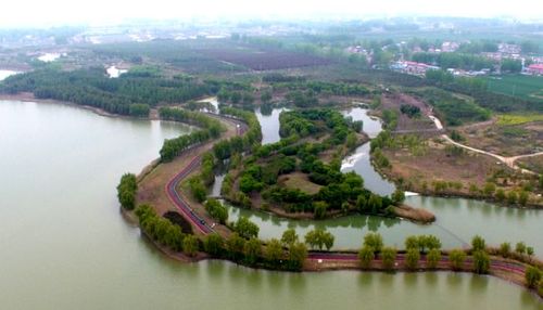 盘旋在硕项湖的怀抱里,犹如一条蜿蜒的彩带,长长的健身步道