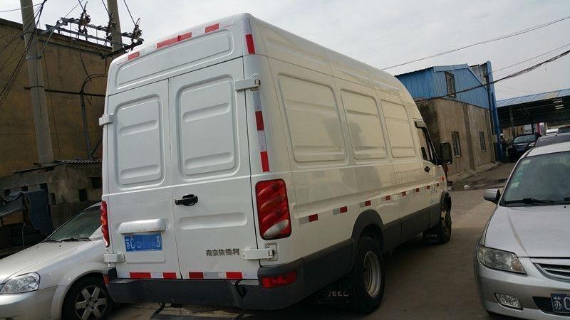 依维柯厢式货车图片