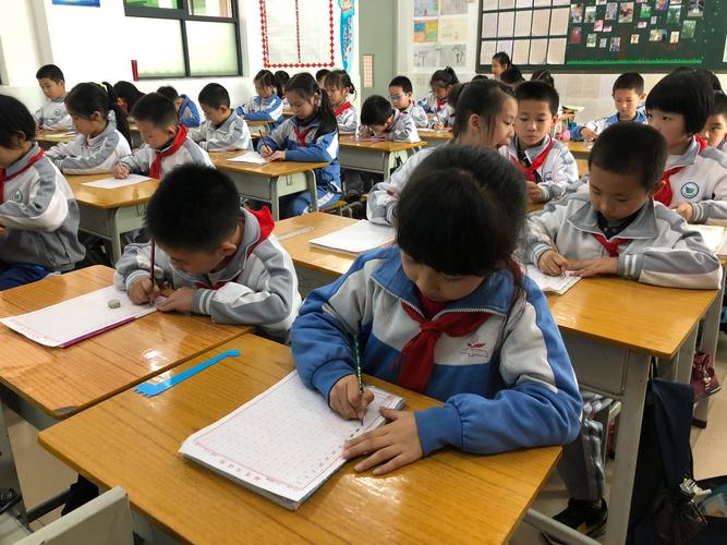 德兴小学二年级硬笔书法课堂风采