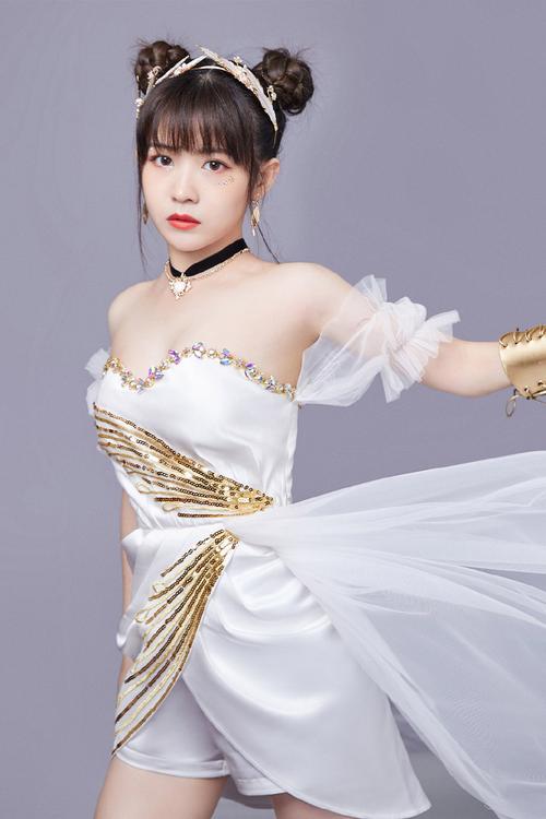 赖美云成"暗黑萝莉",穿黑色连衣裙配双马尾,眼妆也是个性十足