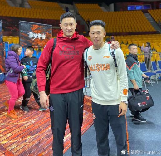 贺希宁能走到今天与训练中的努力是分不开的,六年级开始打篮球,15岁