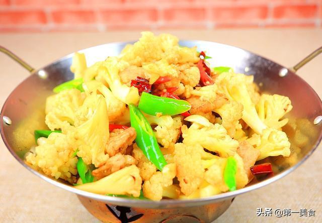 干锅花菜很多人第一步就做错了,厨师长教你详细做法,香辣脆口