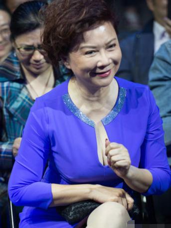 蔡明柳岩领衔大秀深v事业线的10大女星(图)