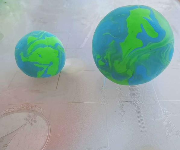 用彩泥制作的地球模型.