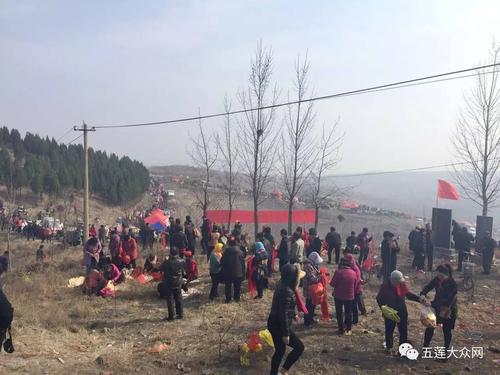 五莲这个地方今天聚集了这么多人.