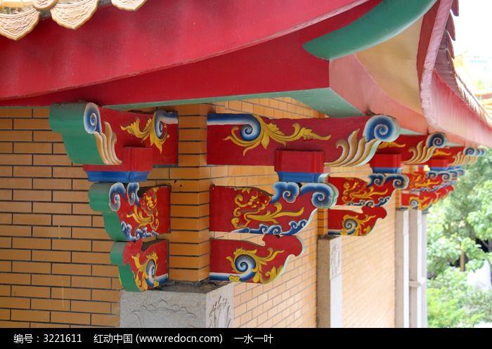 寺庙横梁上的彩绘艺术