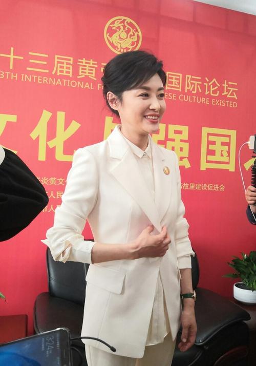 53岁周涛素颜现身活动数十位保镖雨中开路现场粉丝尖叫声不断