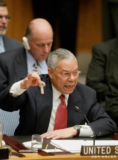 2003年,时任美国国务卿的鲍威尔在联合国用一粉末瓶指称伊拉克拥有大