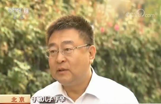 部分老一辈已故建设者的照片也出现在礼宾车上,中国"氢弹之父"于敏