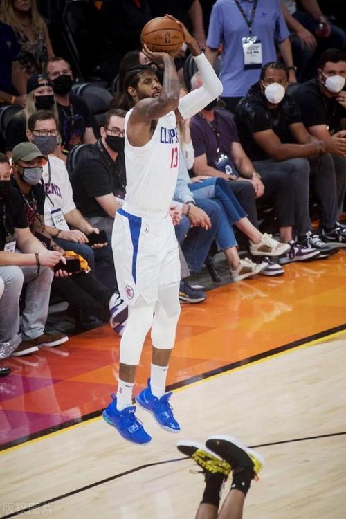 保罗·乔治41分拒绝被淘汰,单场两次恶意犯规显示西决比赛强度