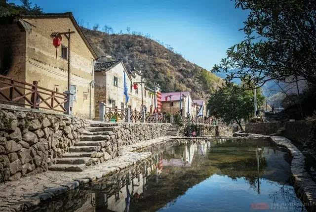 地址:衢州市开化县音坑乡下淤村 电话:15658032999 油菜花梯田旁的古
