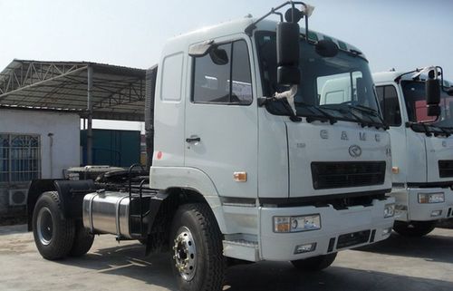 华菱之星准重卡 300马力 4x2 牵引车(hn4181b34c4m4)
