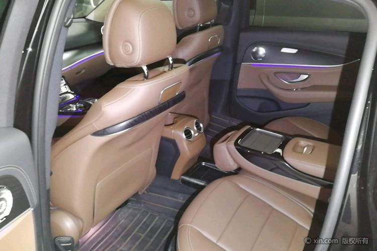 奔驰e级后排全景