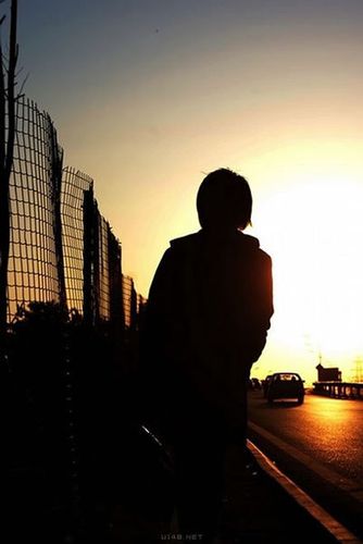 求少年真人背影图