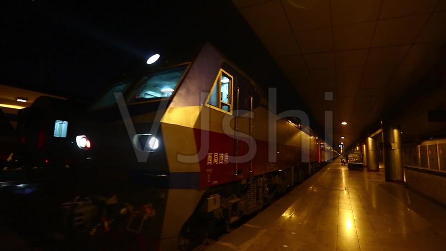 普速火车夜晚出站进站行驶