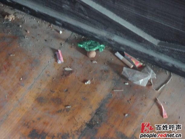 洞口县高沙镇祖师桥上满地垃圾无人管