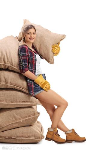 扛着麻袋的美女