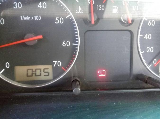 桑塔纳普桑 仪表盘如图所示的灯不停闪烁,请问这是什么原因?