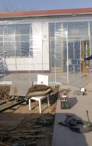 实拍农村的御寒神器,院子里面盖大棚,农村平房保暖