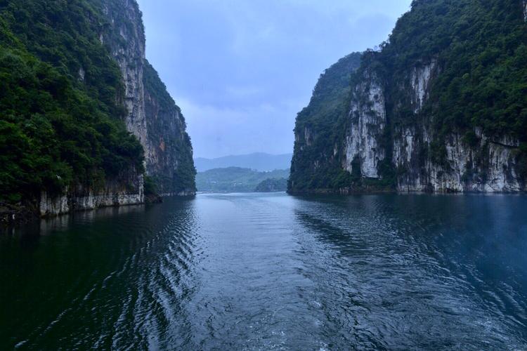 望着扑面而来,接连不断的湖景,脑海里突然浮现出:天门中断楚江开,碧水
