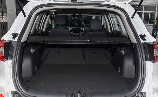 而长安cs75的后排可以完全放倒,如果出外游玩,将后座放平后完全可以当