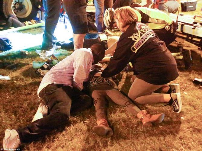 美国醉汉驾车冲入游行观众 28人受伤