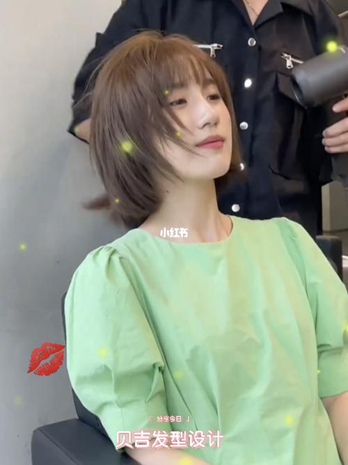 超a带层次感中短发～夏季女生发型推荐显脸小_时尚