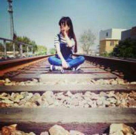 情侣头像盘腿坐一对