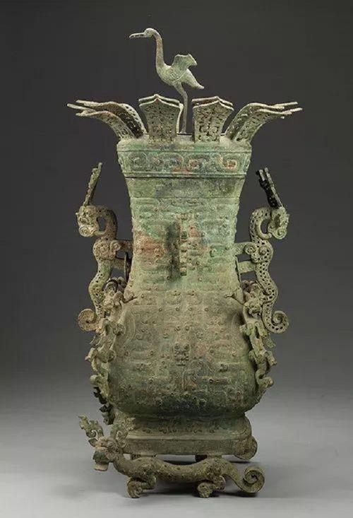 湖北男子住宅下有古墓,邀盗墓贼来家中,偷挖出9件青铜器