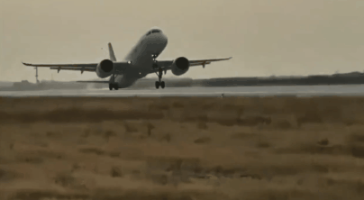 一路火花带闪电国产大飞机c919屁股着地