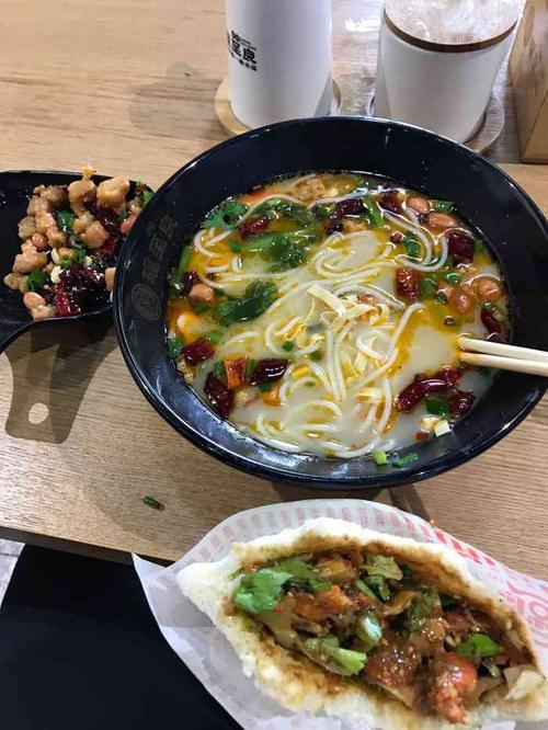 程至良辣子鸡米线(石家沟店)-"辣子鸡 米线 布袋馍 一