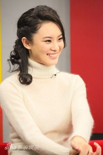 郝好笑容甜美