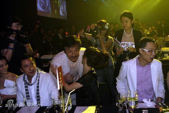 图文:bazaar明星慈善夜晚宴-徐若瑄和成龙亲密交谈