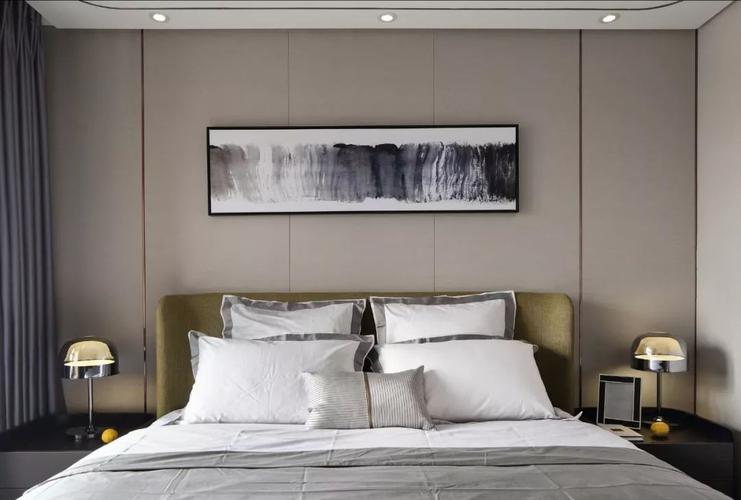 这个时候以带有独特图案的硬包材质做床头墙,整体效果也是非常的高档